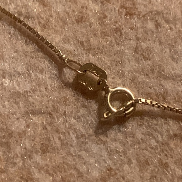 NEW STUNNING 10k Gold Necklace w/ Garnet Centre - Picture 3 of 4